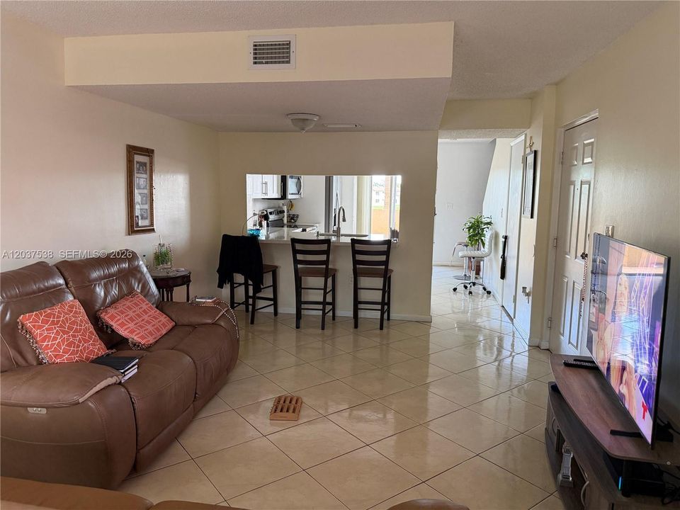For Sale: $289,000 (2 beds, 1 baths, 1130 Square Feet)