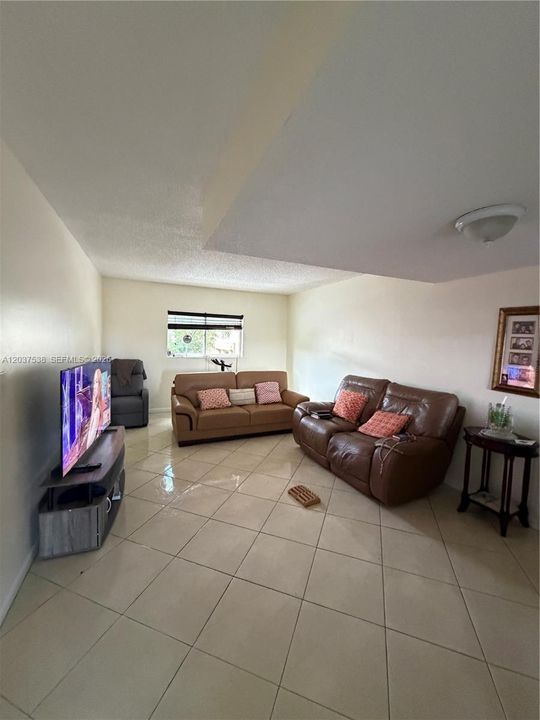 For Sale: $289,000 (2 beds, 1 baths, 1130 Square Feet)