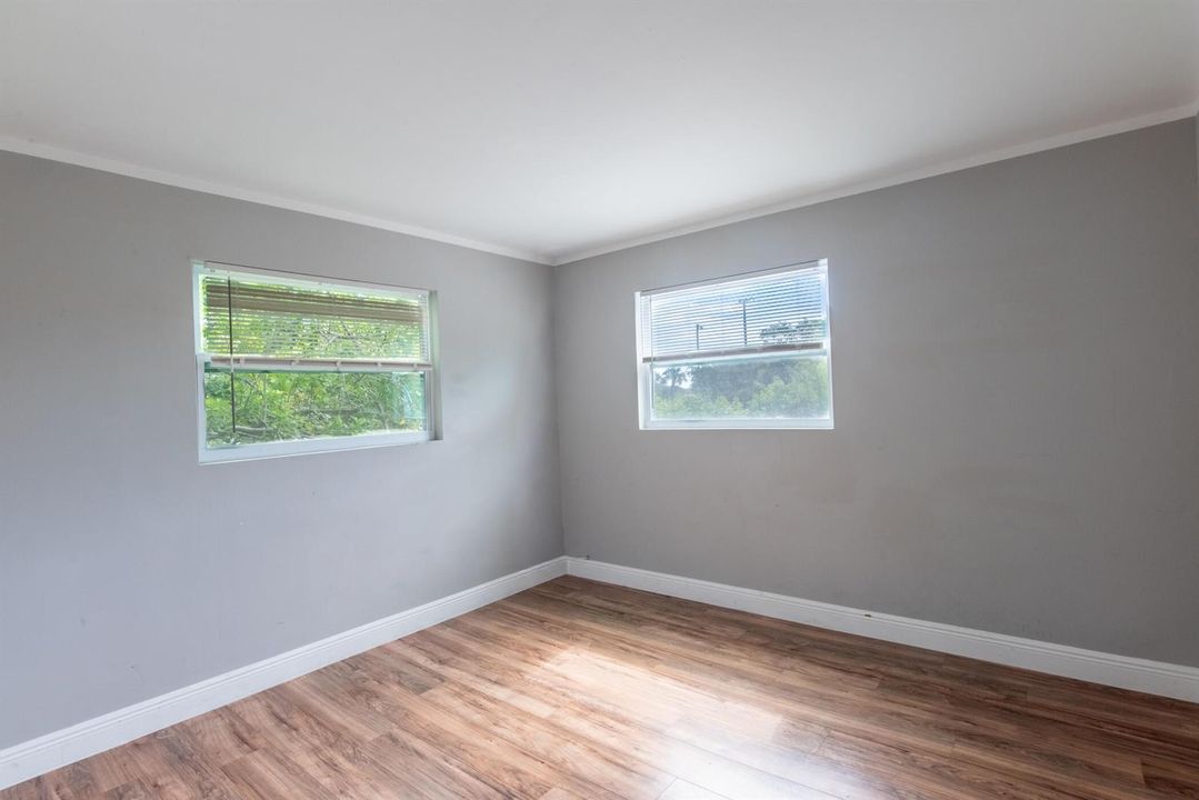 © Clark-715 N Swinton Ave. 2b-007