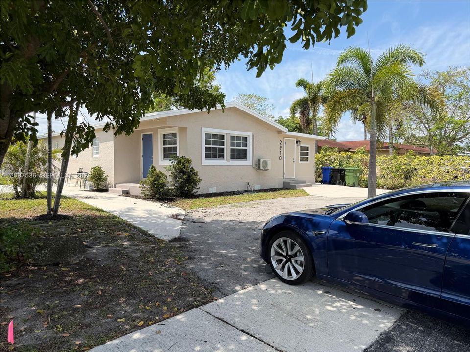 For Sale: $439,900 (4 beds, 2 baths, 1426 Square Feet)
