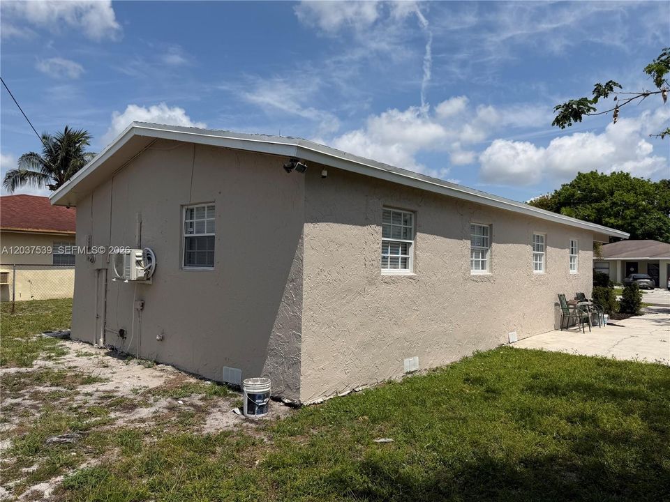 For Sale: $439,900 (4 beds, 2 baths, 1426 Square Feet)