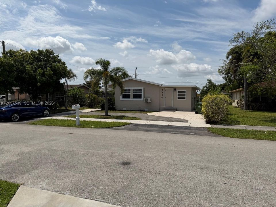 For Sale: $439,900 (4 beds, 2 baths, 1426 Square Feet)