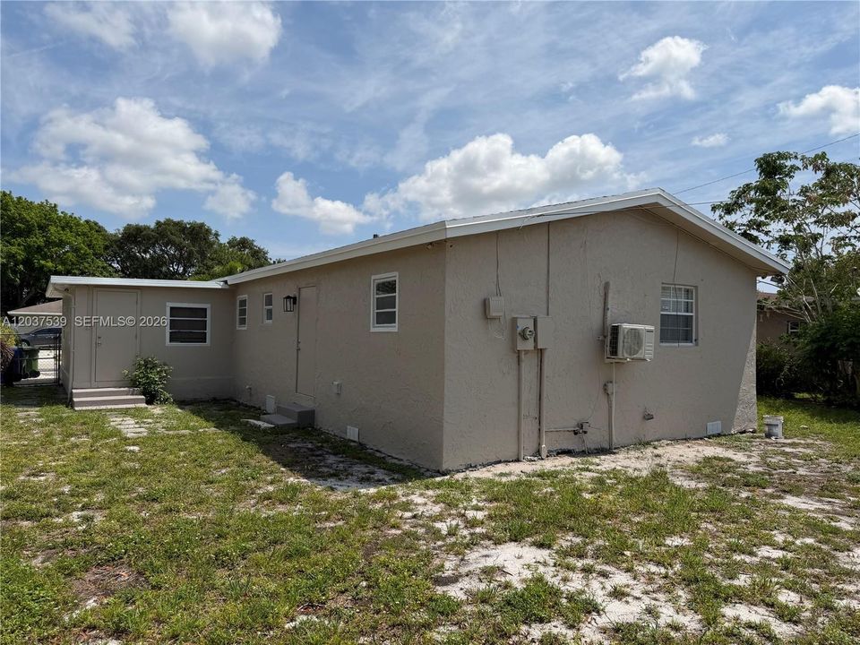 For Sale: $439,900 (4 beds, 2 baths, 1426 Square Feet)