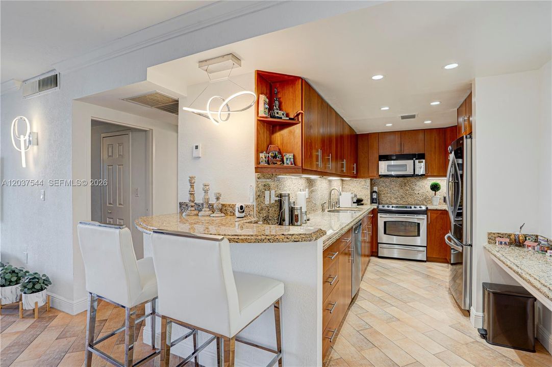 For Sale: $420,000 (1 beds, 1 baths, 950 Square Feet)