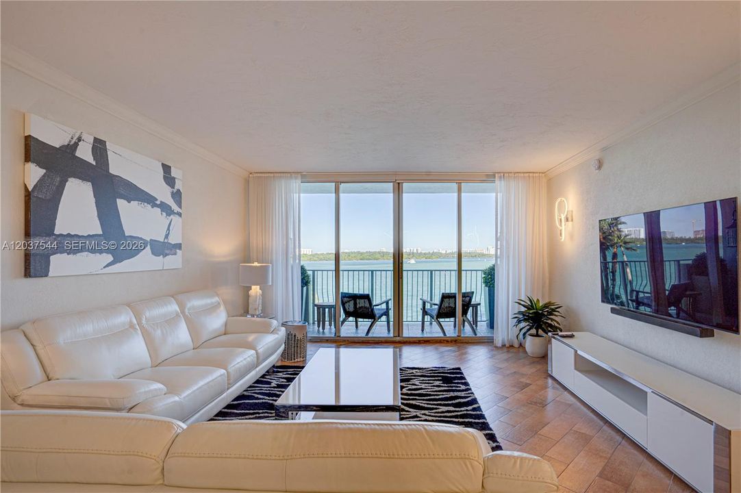 For Sale: $420,000 (1 beds, 1 baths, 950 Square Feet)