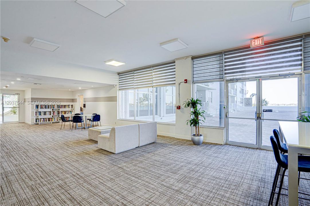 For Sale: $420,000 (1 beds, 1 baths, 950 Square Feet)