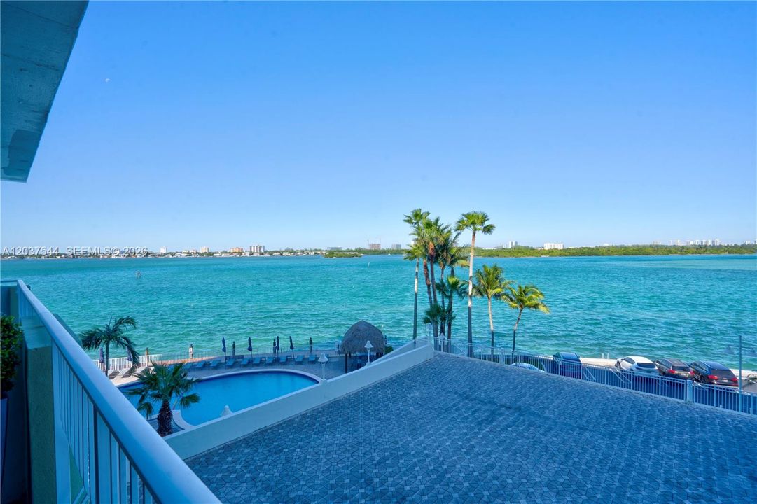 For Sale: $420,000 (1 beds, 1 baths, 950 Square Feet)