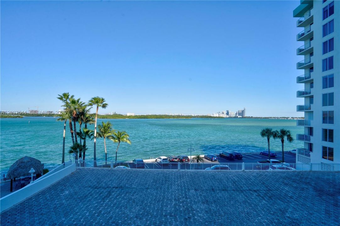 For Sale: $420,000 (1 beds, 1 baths, 950 Square Feet)