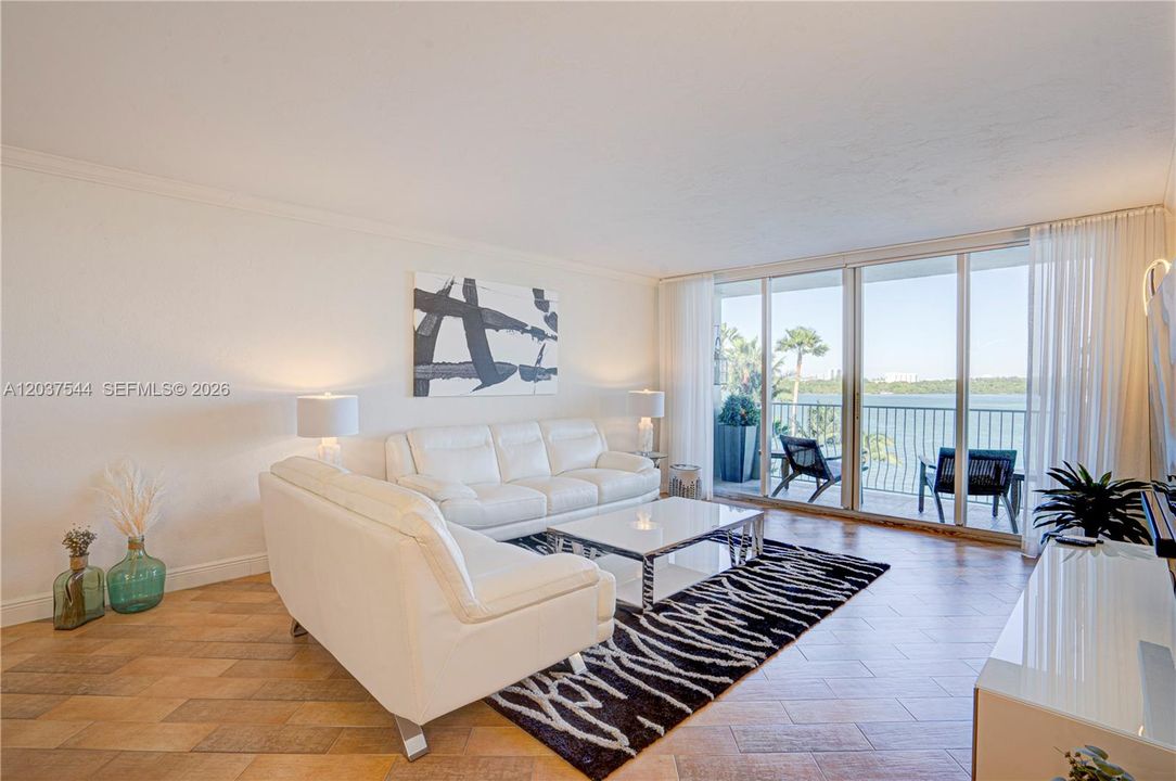 For Sale: $420,000 (1 beds, 1 baths, 950 Square Feet)