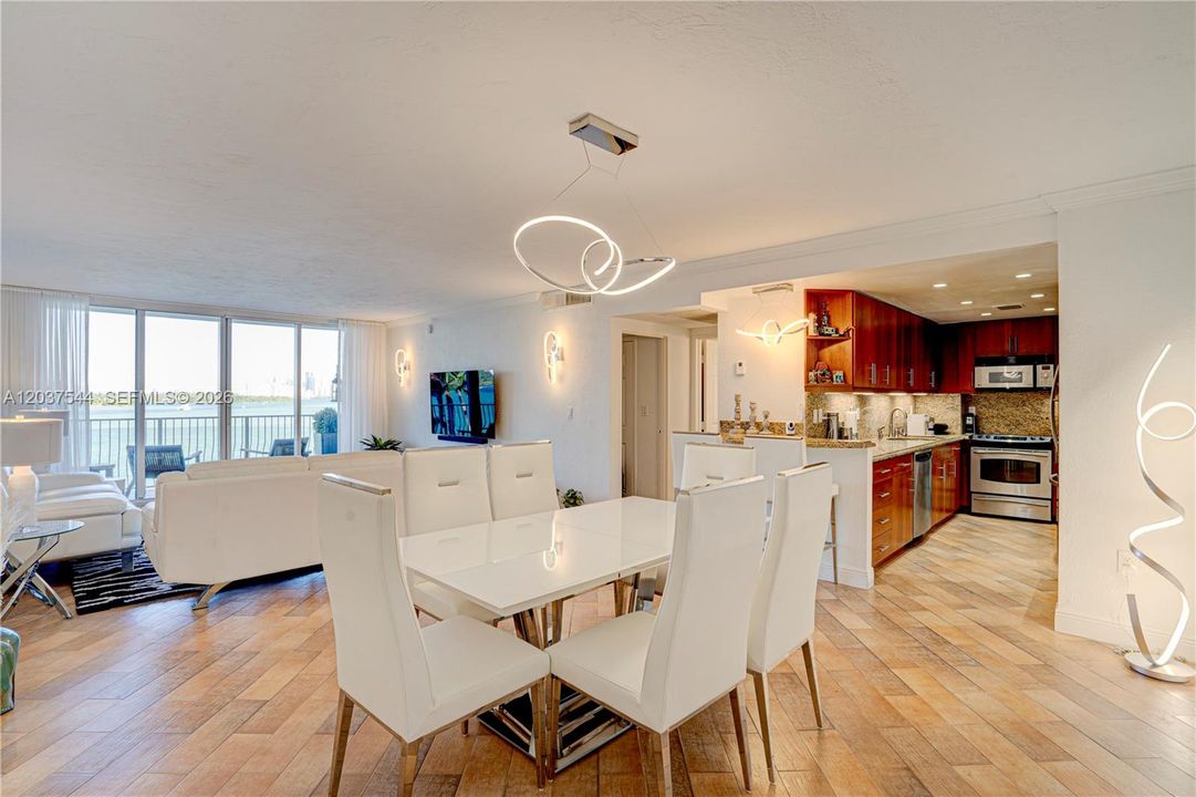 For Sale: $420,000 (1 beds, 1 baths, 950 Square Feet)