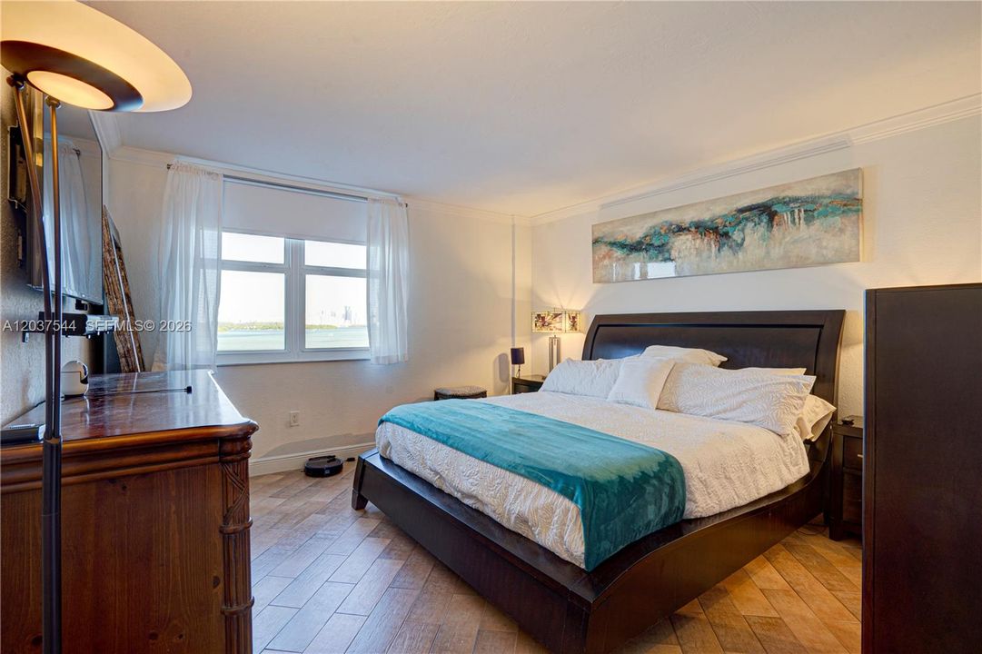 For Sale: $420,000 (1 beds, 1 baths, 950 Square Feet)