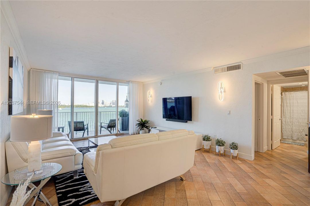 For Sale: $420,000 (1 beds, 1 baths, 950 Square Feet)