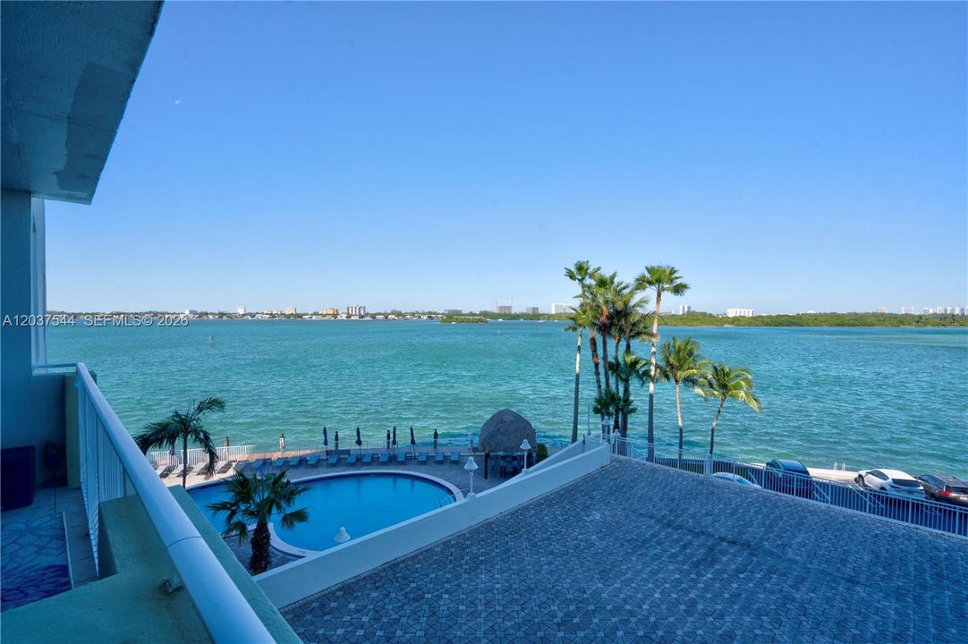 For Sale: $420,000 (1 beds, 1 baths, 950 Square Feet)