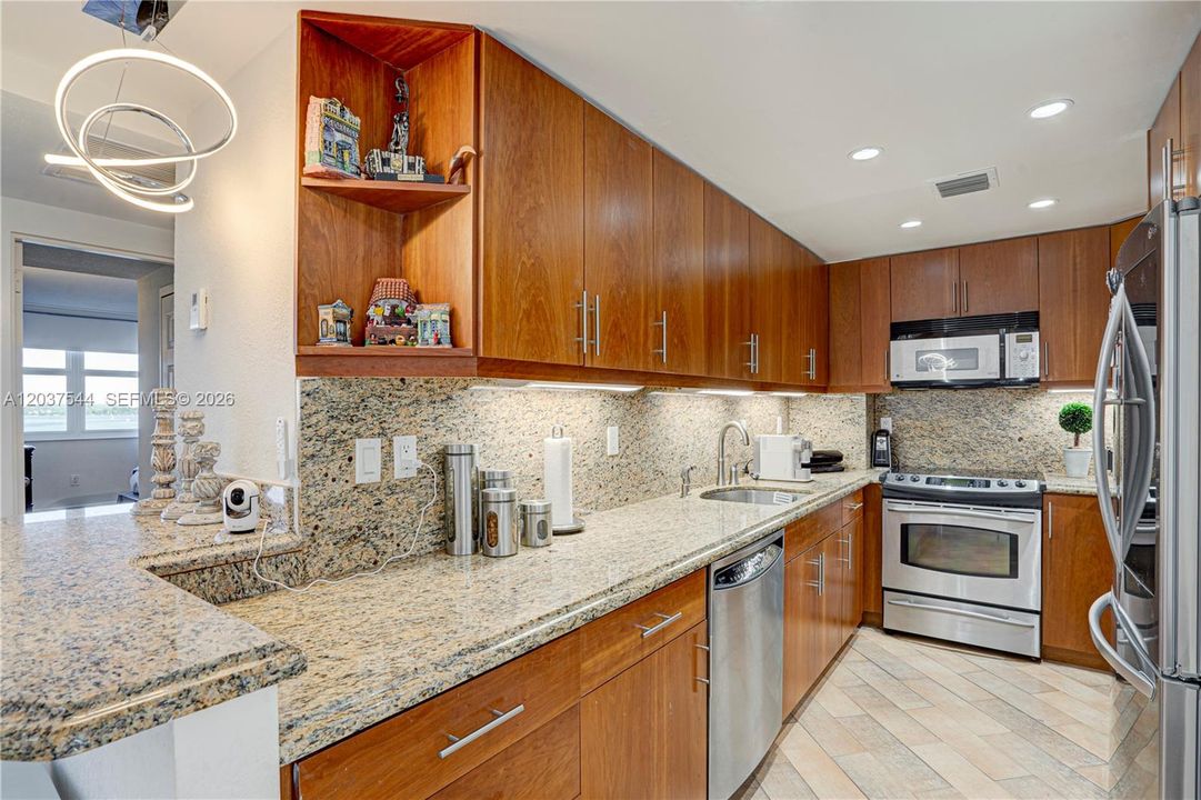 For Sale: $420,000 (1 beds, 1 baths, 950 Square Feet)