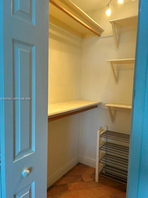 For Sale: $420,000 (1 beds, 1 baths, 950 Square Feet)