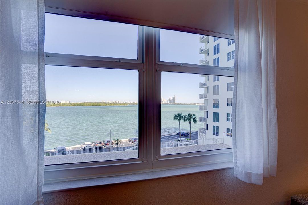 For Sale: $420,000 (1 beds, 1 baths, 950 Square Feet)