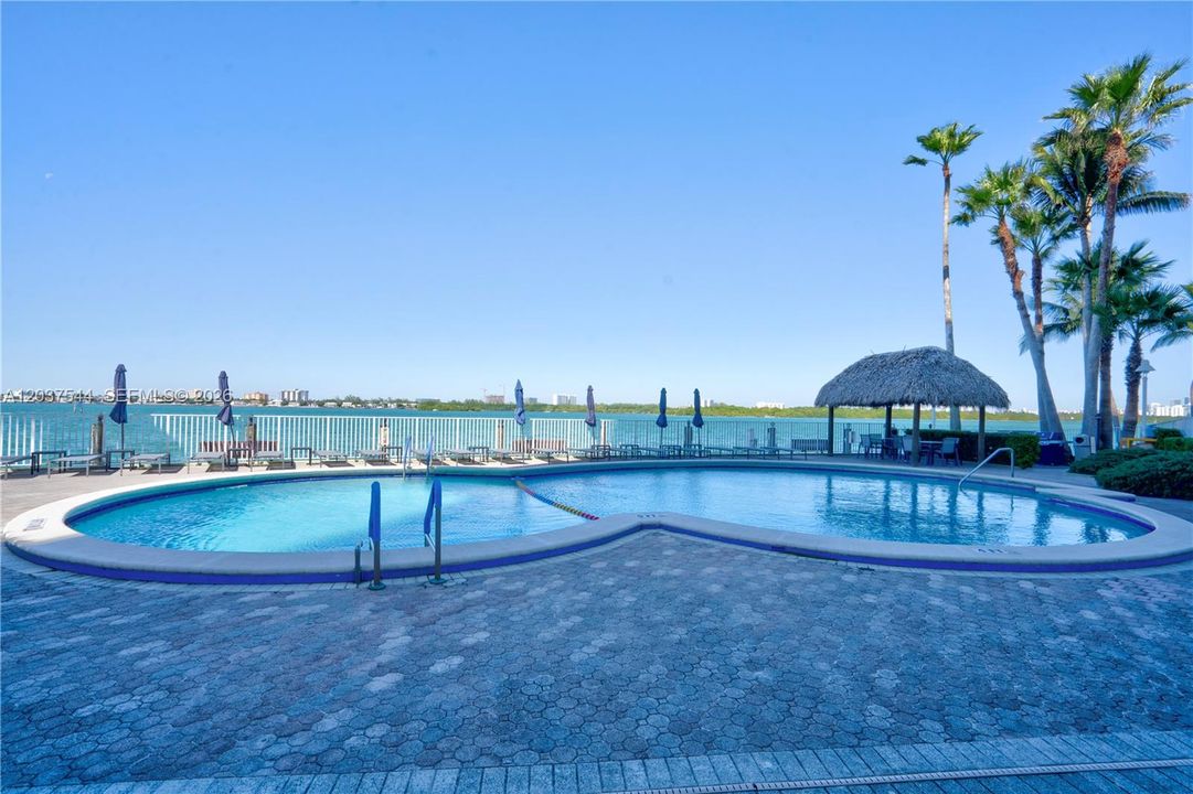 For Sale: $420,000 (1 beds, 1 baths, 950 Square Feet)