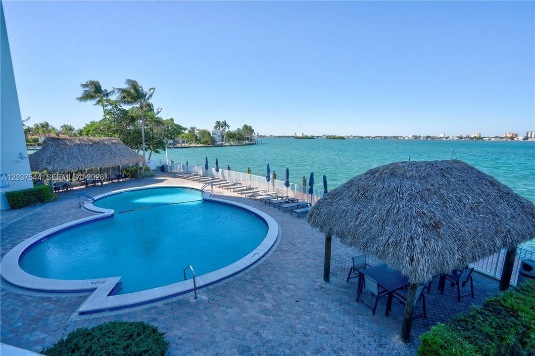 For Sale: $420,000 (1 beds, 1 baths, 950 Square Feet)