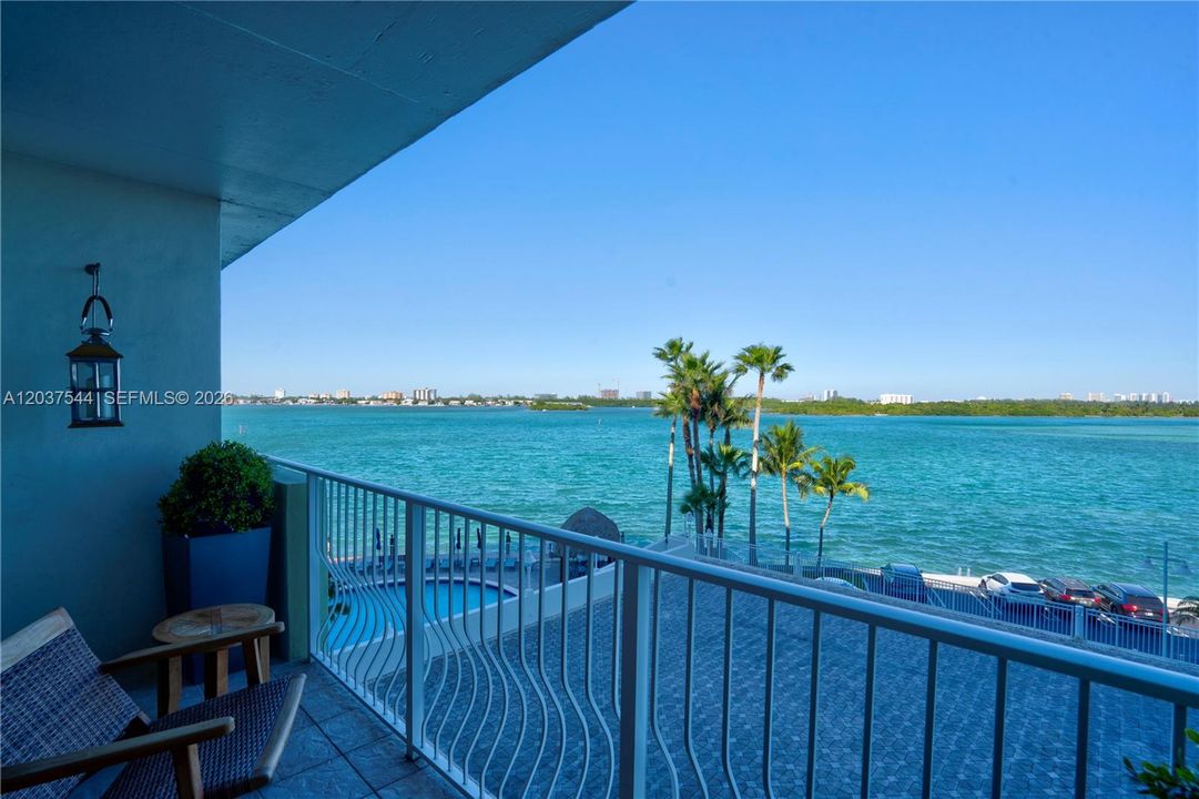 For Sale: $420,000 (1 beds, 1 baths, 950 Square Feet)