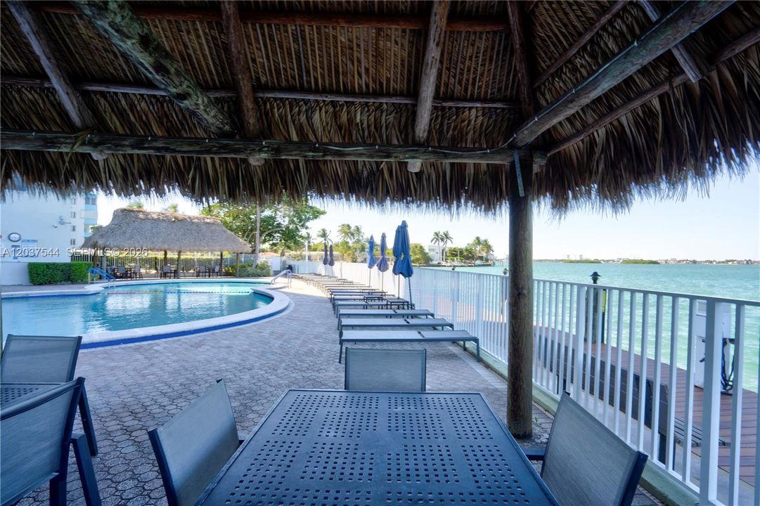 For Sale: $420,000 (1 beds, 1 baths, 950 Square Feet)