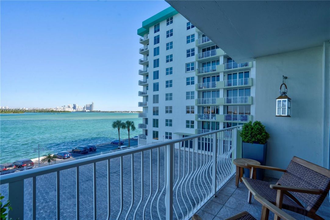 For Sale: $420,000 (1 beds, 1 baths, 950 Square Feet)