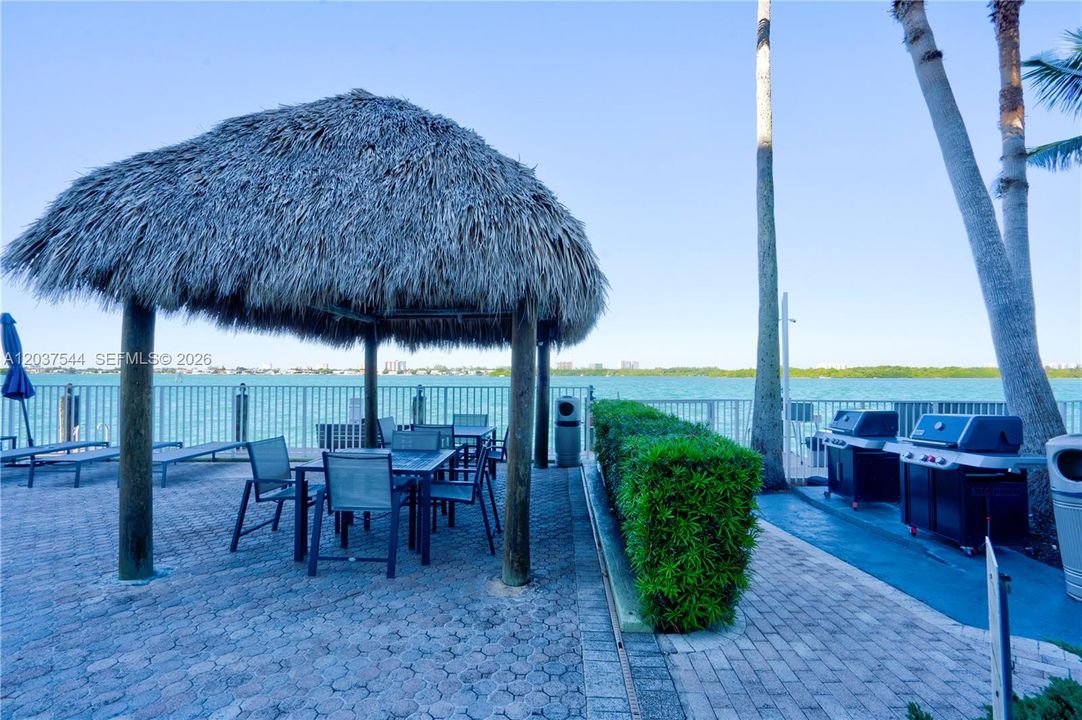 For Sale: $420,000 (1 beds, 1 baths, 950 Square Feet)