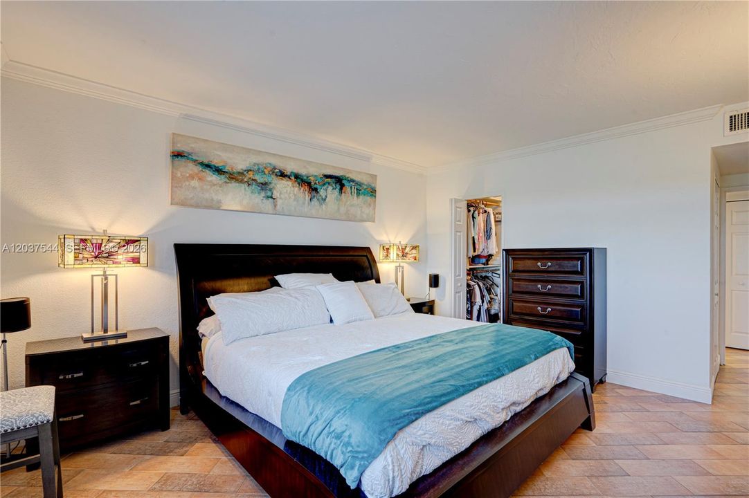 For Sale: $420,000 (1 beds, 1 baths, 950 Square Feet)