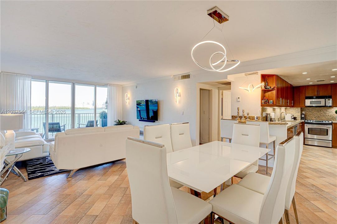 For Sale: $420,000 (1 beds, 1 baths, 950 Square Feet)
