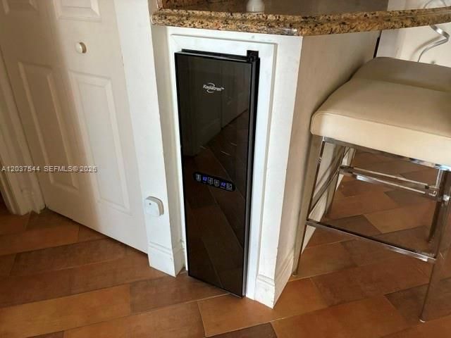 For Sale: $420,000 (1 beds, 1 baths, 950 Square Feet)
