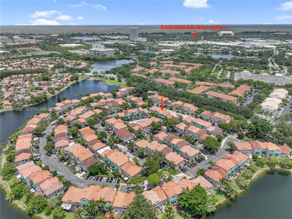 Под контрактом: $469,900 (4 спален, 2 ванн, 1812 Квадратных фут)