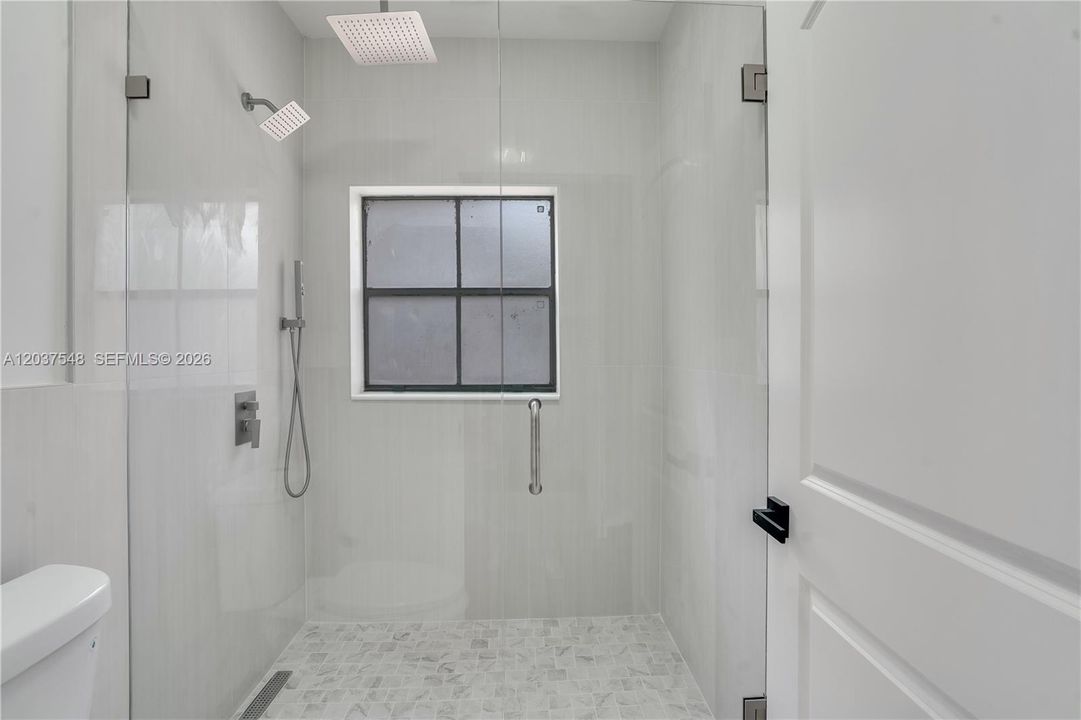 1 BATHROOM