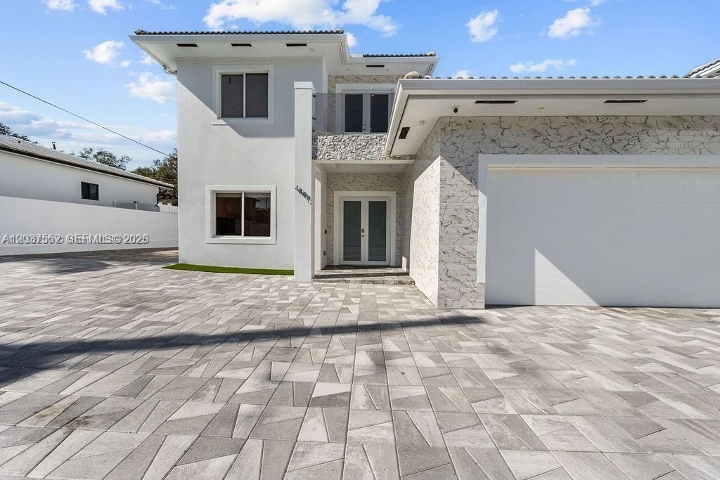 For Rent: $9,995 (4 beds, 4 baths, 2650 Square Feet)