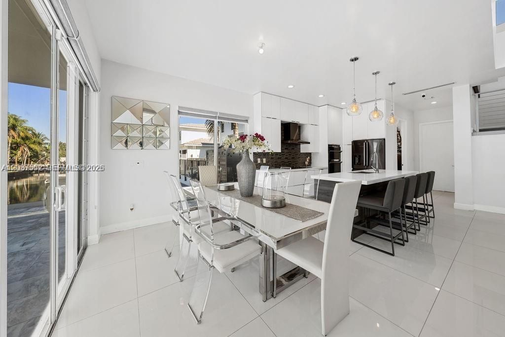 For Rent: $9,995 (4 beds, 4 baths, 2650 Square Feet)
