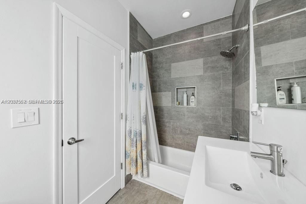 For Rent: $9,995 (4 beds, 4 baths, 2650 Square Feet)