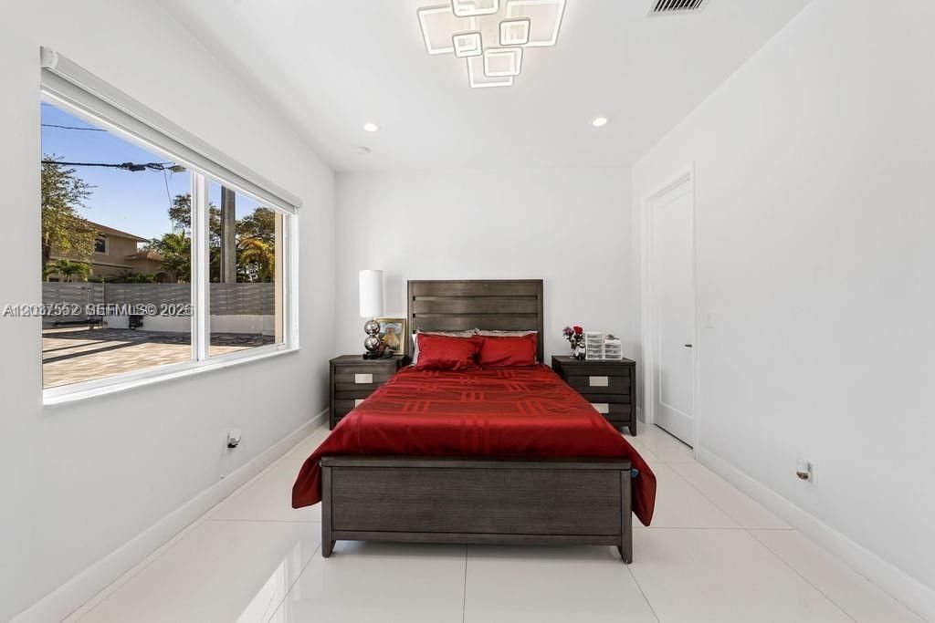 For Rent: $9,995 (4 beds, 4 baths, 2650 Square Feet)