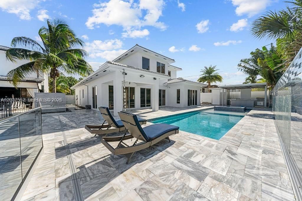 For Rent: $9,995 (4 beds, 4 baths, 2650 Square Feet)