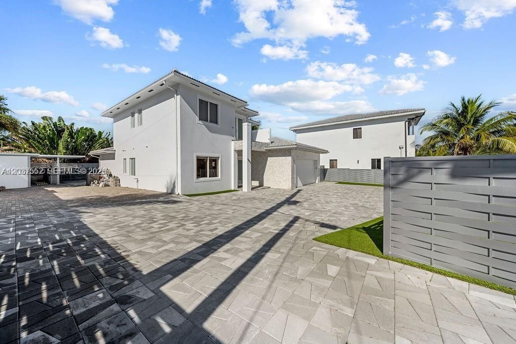 For Rent: $9,995 (4 beds, 4 baths, 2650 Square Feet)