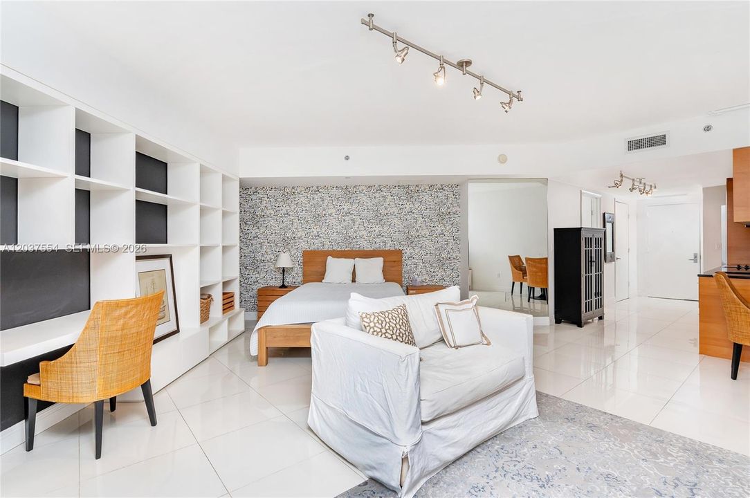 For Sale: $450,000 (0 beds, 1 baths, 598 Square Feet)