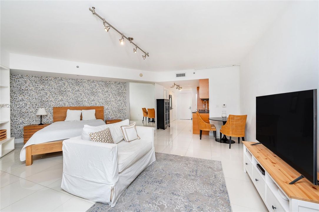 For Sale: $450,000 (0 beds, 1 baths, 598 Square Feet)