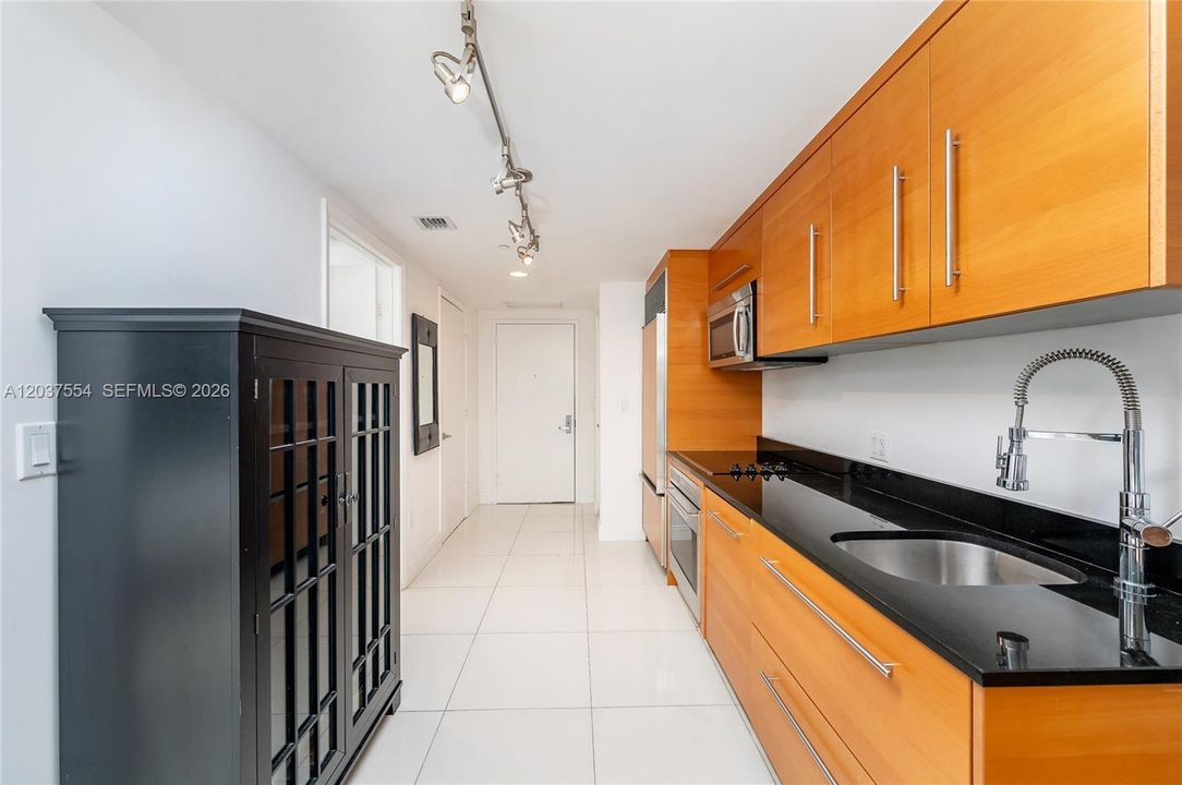 For Sale: $450,000 (0 beds, 1 baths, 598 Square Feet)