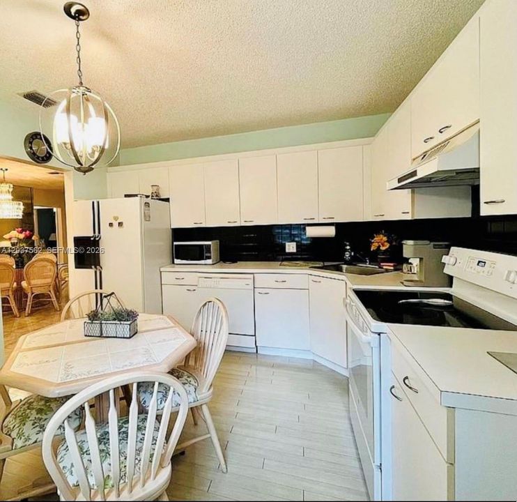 For Sale: $250,000 (2 beds, 2 baths, 1298 Square Feet)