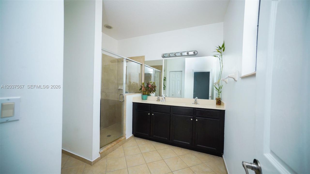 For Rent: $2,999 (3 beds, 2 baths, 1587 Square Feet)