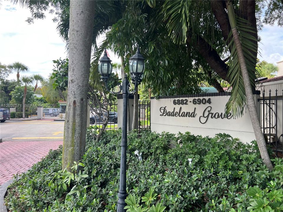For Rent: $2,250 (2 beds, 2 baths, 982 Square Feet)