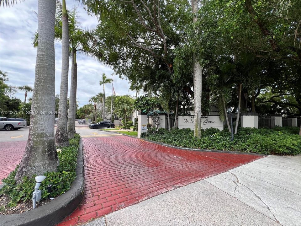 For Rent: $2,250 (2 beds, 2 baths, 982 Square Feet)