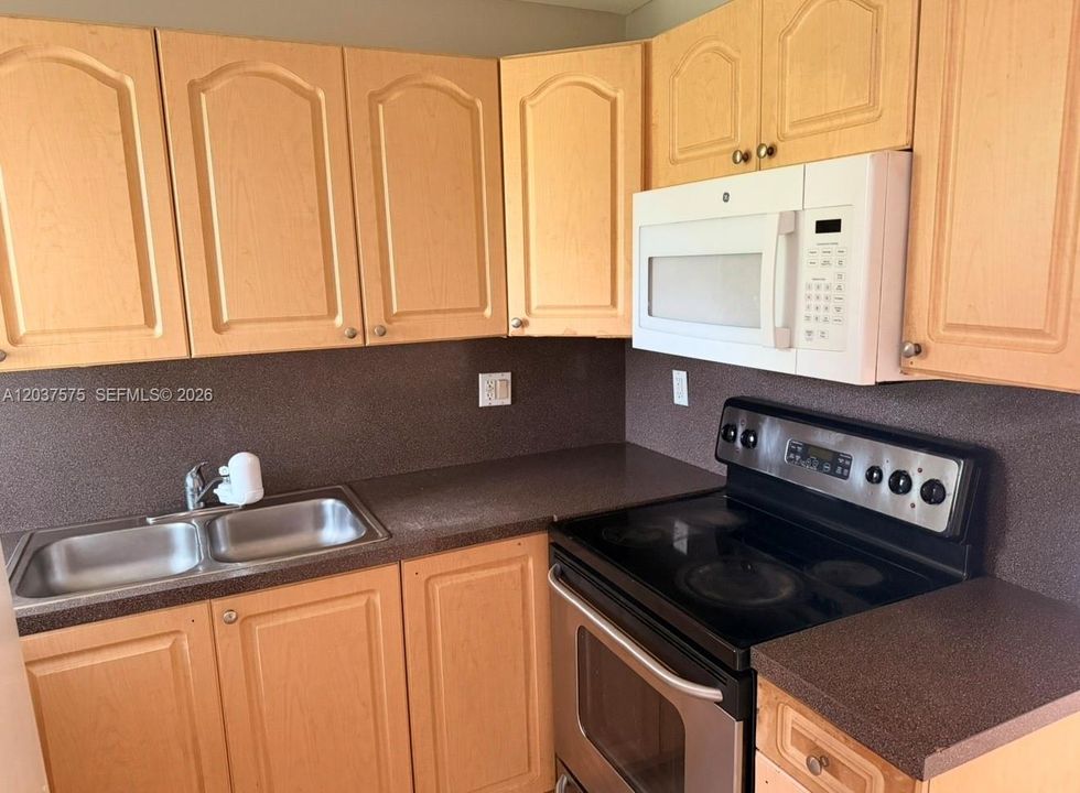 Recently Rented: $1,850 (1 beds, 1 baths, 718 Square Feet)