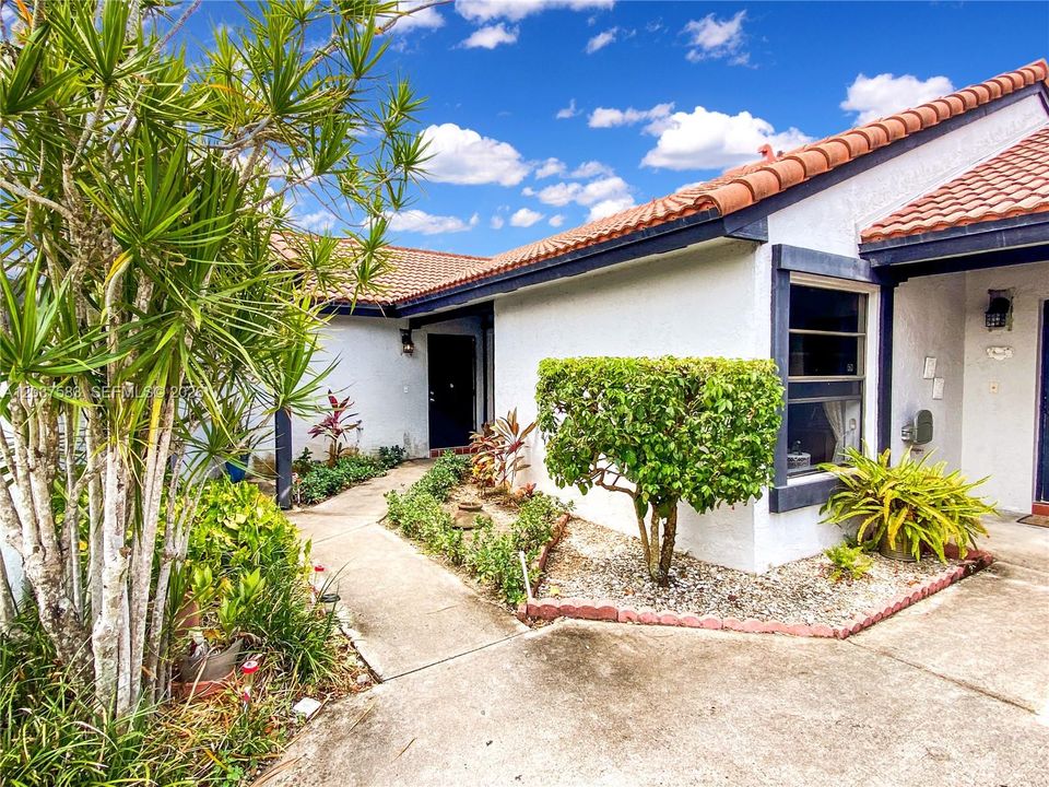 For Rent: $3,200 (3 beds, 2 baths, 1070 Square Feet)