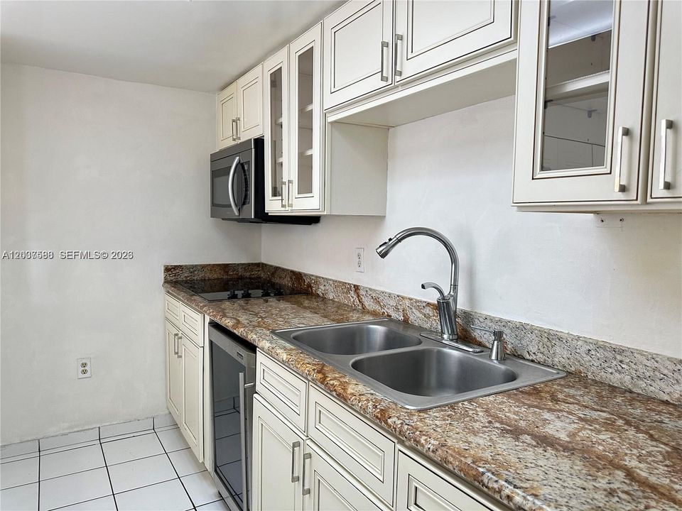 For Sale: $295,000 (2 beds, 2 baths, 1095 Square Feet)