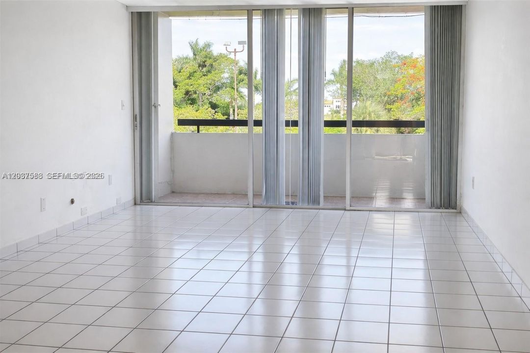 For Sale: $295,000 (2 beds, 2 baths, 1095 Square Feet)