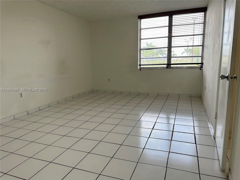 For Sale: $295,000 (2 beds, 2 baths, 1095 Square Feet)