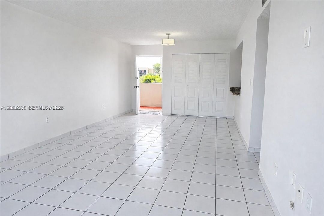 For Sale: $295,000 (2 beds, 2 baths, 1095 Square Feet)